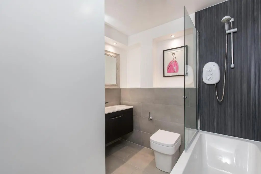415 Lovely and Central 2 Bedroom Apartment With Secure Parking