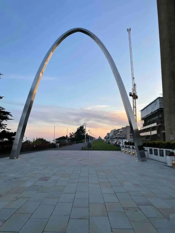 Stunning Apartment by The Leas, West End