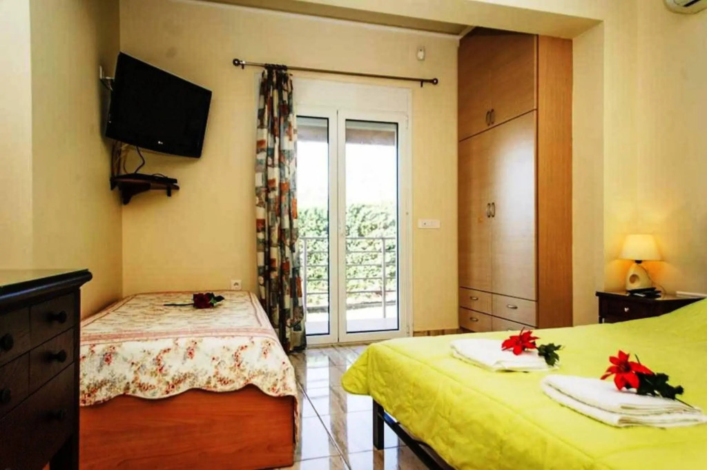 Comfy Nest in a Garden 1 5km to the Sandy Beach