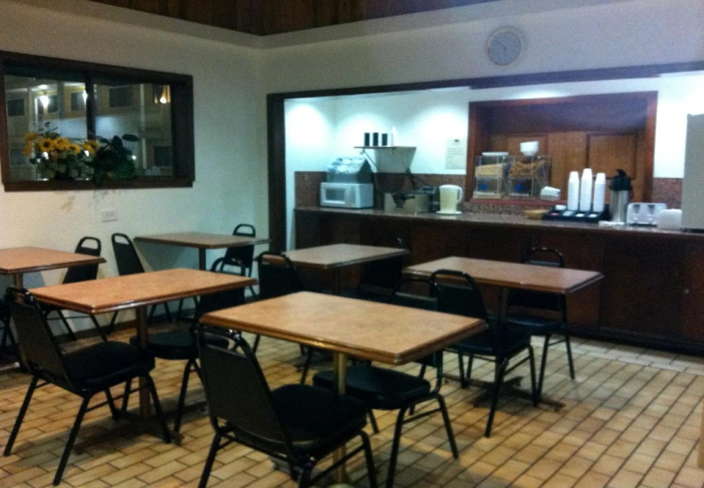 Oaktree Inn and Suites