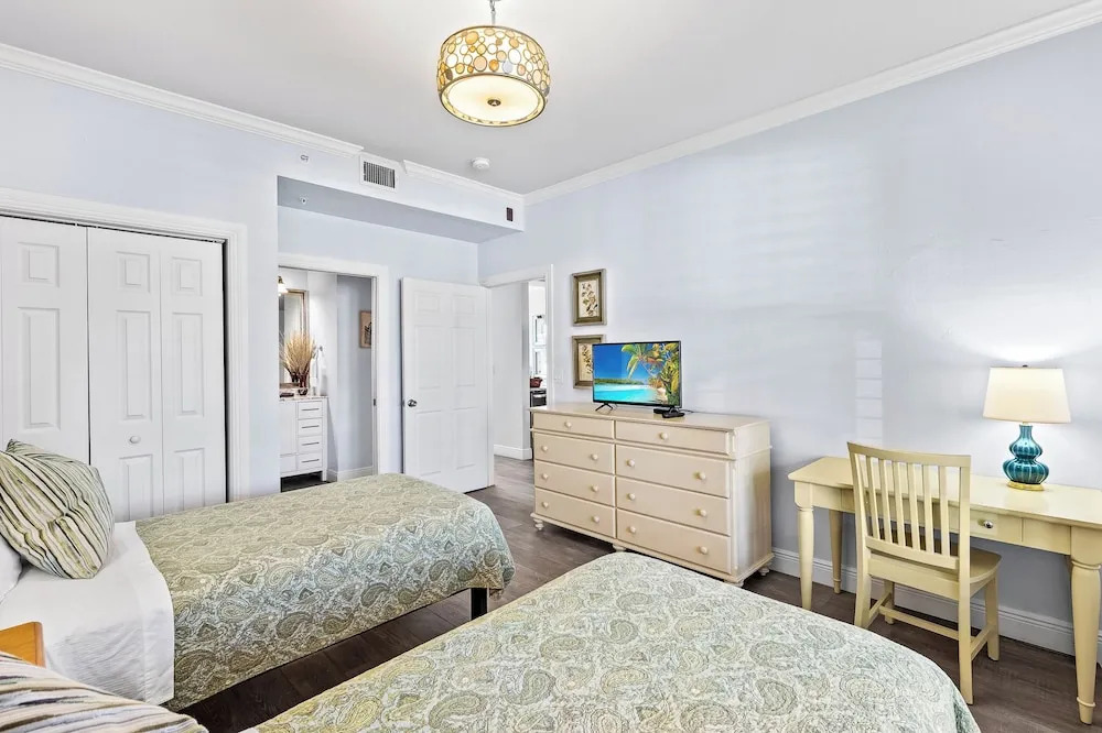Bologna - Luxury 2-BR Condo with Lake & Golf Views at Green Links, Lely Resort. Access to Pool, Hot Tub, Tennis Courts, and Golf Courses. Near Naples Beaches & Downtown