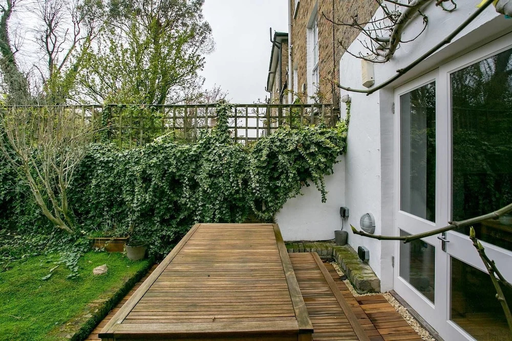 Beautiful 2 BED Garden Apartment