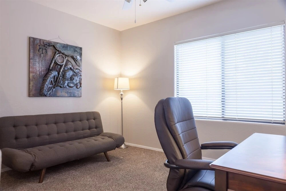 2BR Plus Ocotillo Townhome, Heated Pool, Spa, Gym