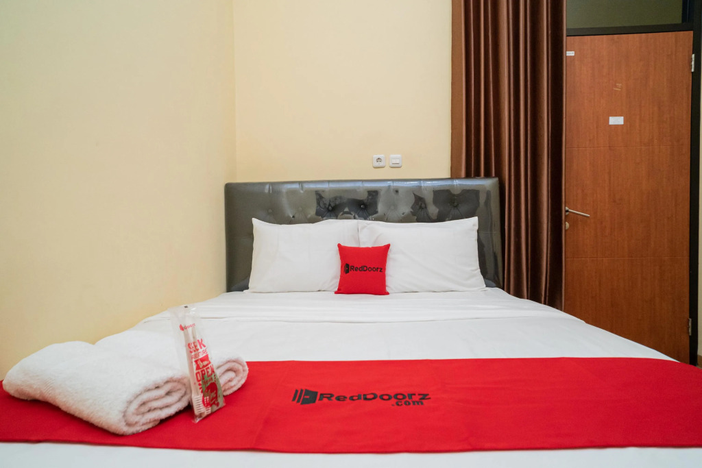 RedDoorz Syariah near Jembatan Merah Plaza