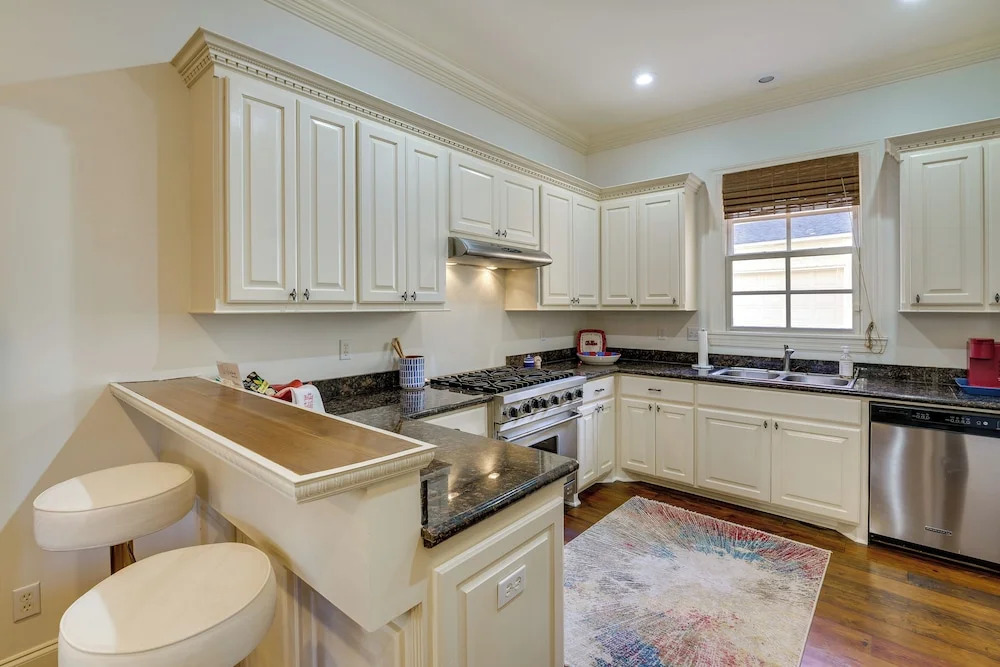 Large, Elegant Home u003c 2 Miles to Ole Miss