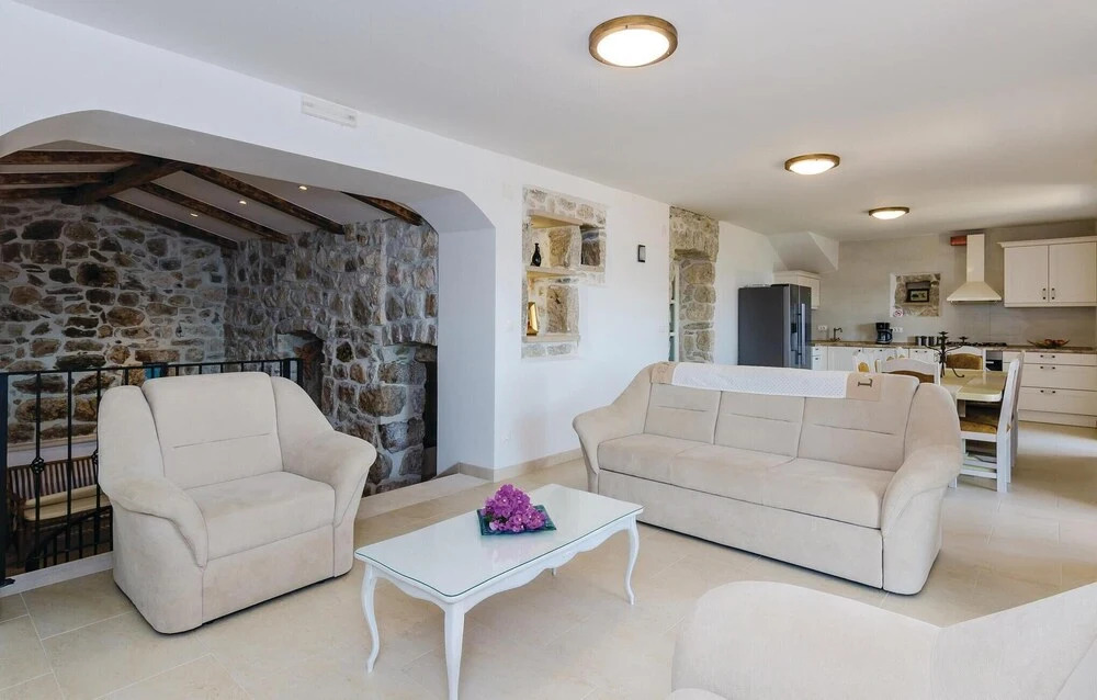 Stunning Home in Lovorno With Wifi and 5 Bedrooms