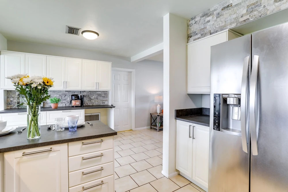 Clearwater Oasis: Gas Grill, Beach Chairs & More!