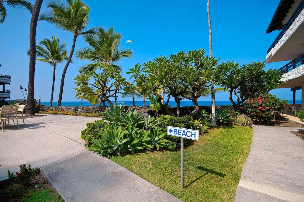 Kona Condo Near Downtown Partial Ocean View Central A/C Sleeps 4 - Vrkcv