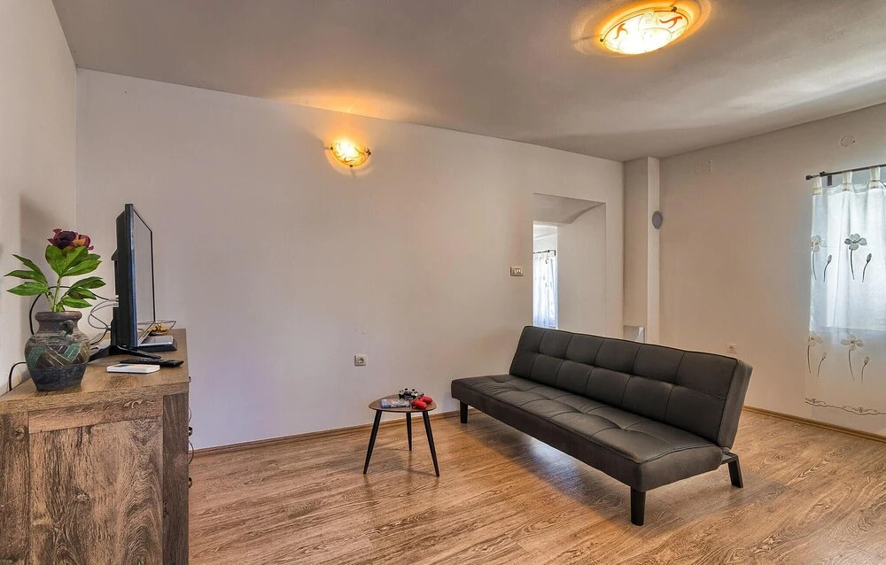 Lovely Home In Liznjan