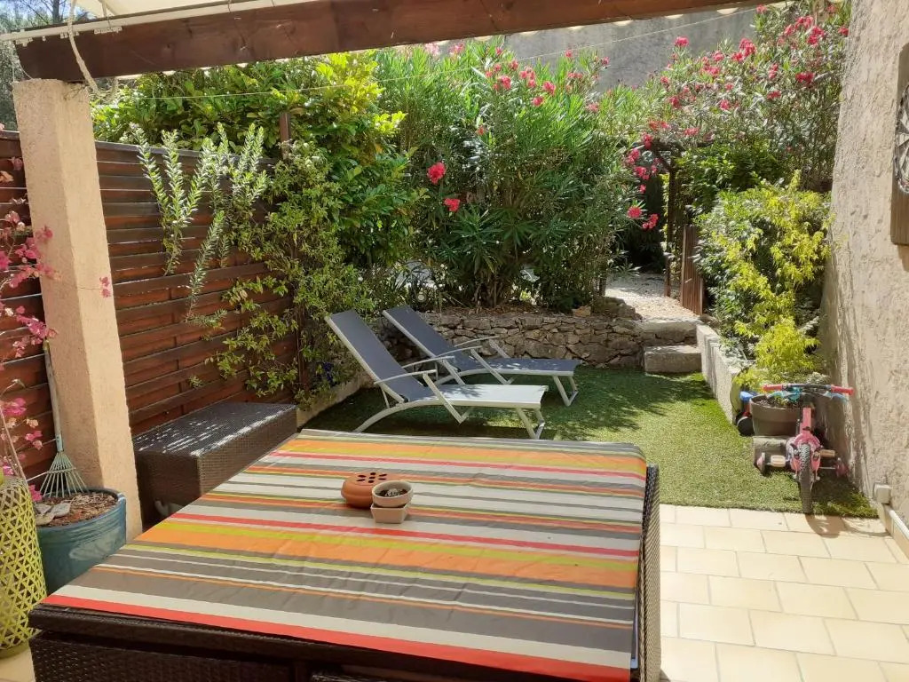 Maison au calme dans pinède, plages à 12min à pied