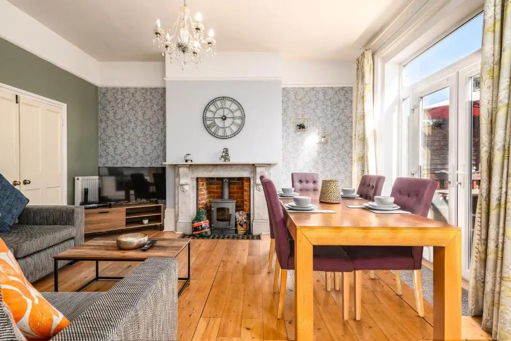 Large Contractor House in Great Location with FREE Parking - Staycation welcome by ComfyWorkers