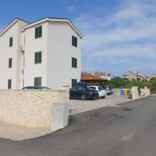 Laura Apartments