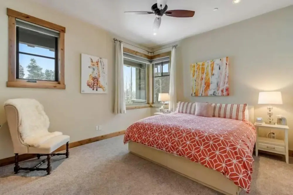 Luxurious 6-bedroom Ski-in/ski-out Home, Very Spacious, With Private hot tub and Game Room