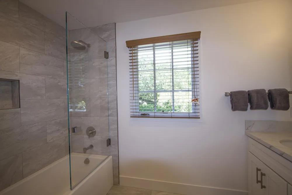 Beautifully Remodled 3/3 Walk To Shops, Restaurants, Close To World Class Golf