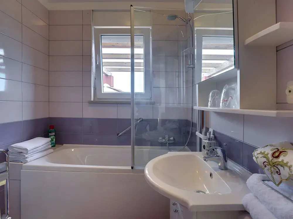 Villa in Bratulici With Pool Near Beach