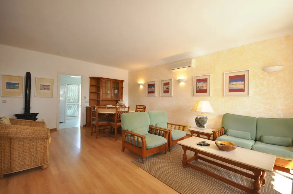 Stylish and well-equipped, private pool, close to amenities, free AC Wifi