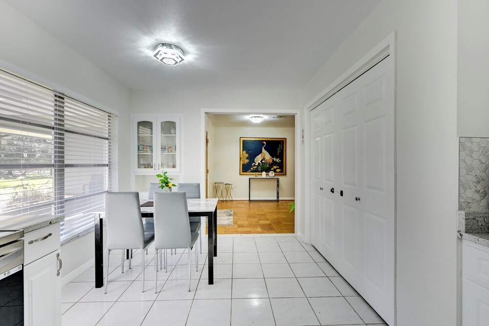 7 Mi to Busch Gardens! Family & Pet-friendly Home
