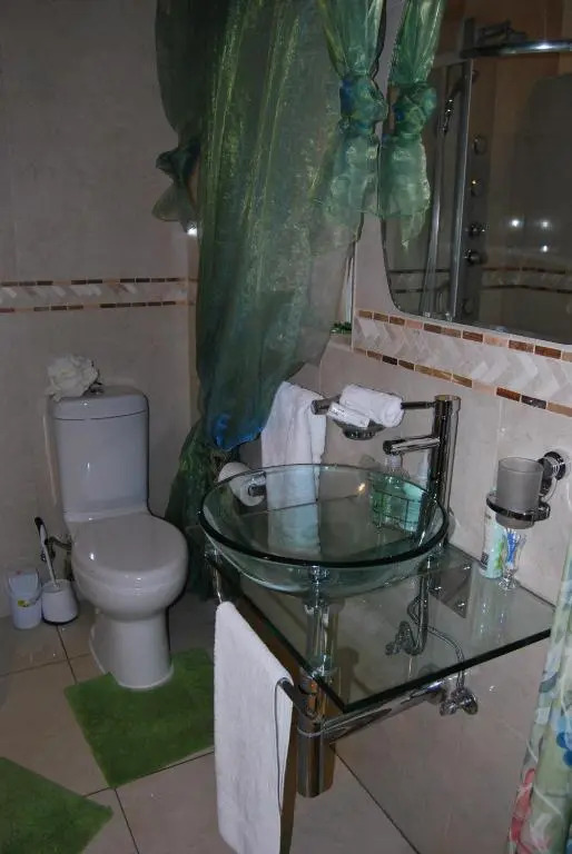 Roniques Guest House