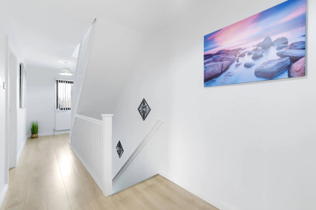 Modern 4 Bedroom House 03 With Parking in Farnham