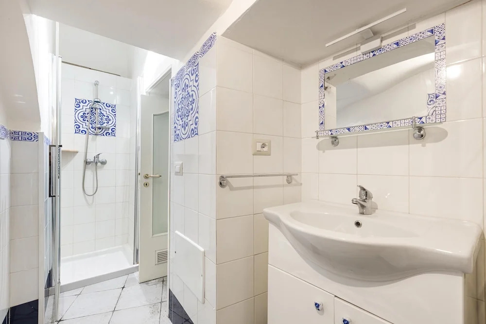 2710 Veronica Suite by Barbarhouse