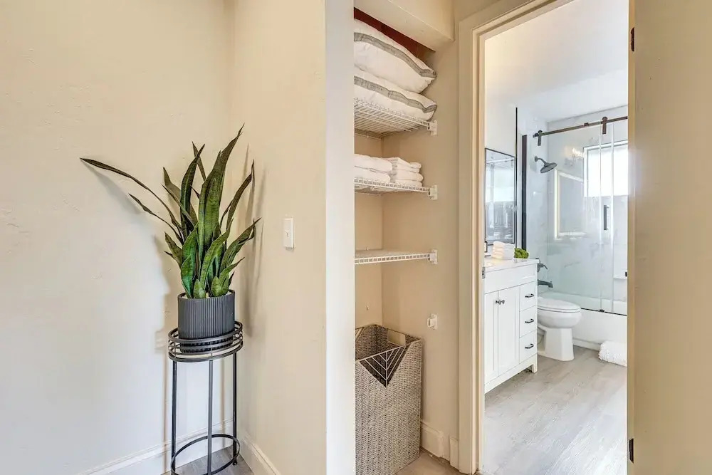 2 Mi to UF Campus: Modern Condo w/ Pool Access!