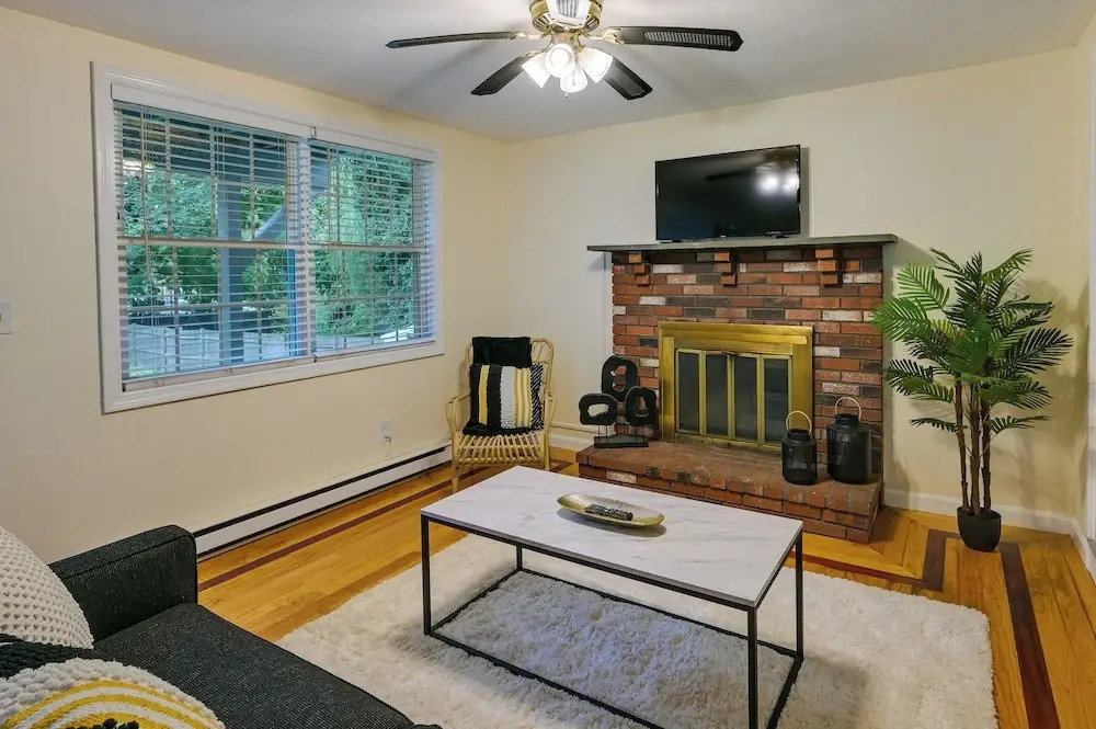 Boston Duplex w/ Foosball Table: 11 Mi to Downtown
