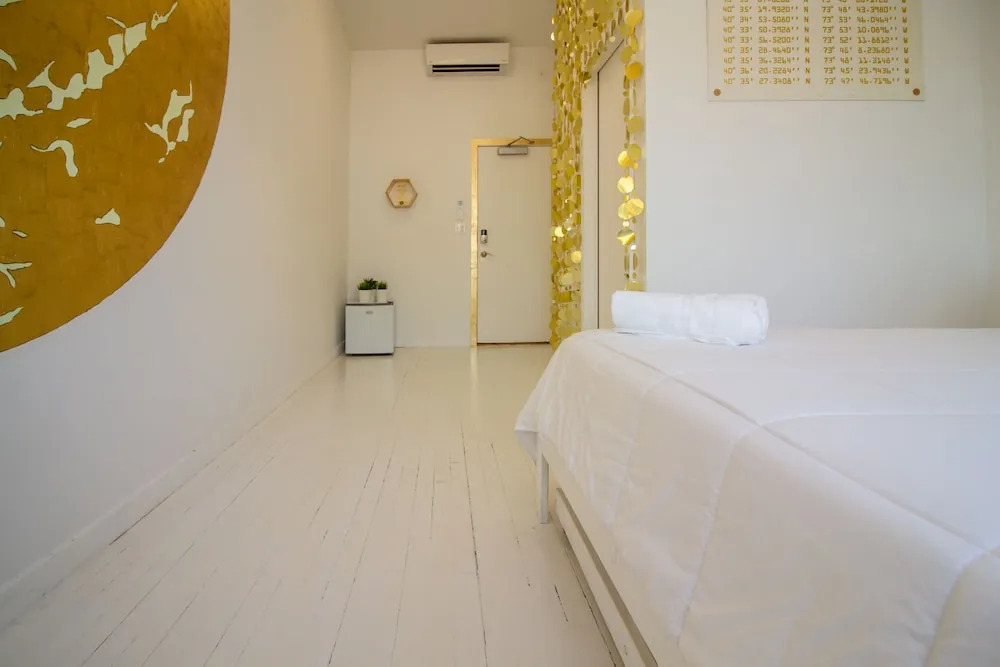 The High Tide Studio #4 Studio Bedroom Hotel Room by Redawning