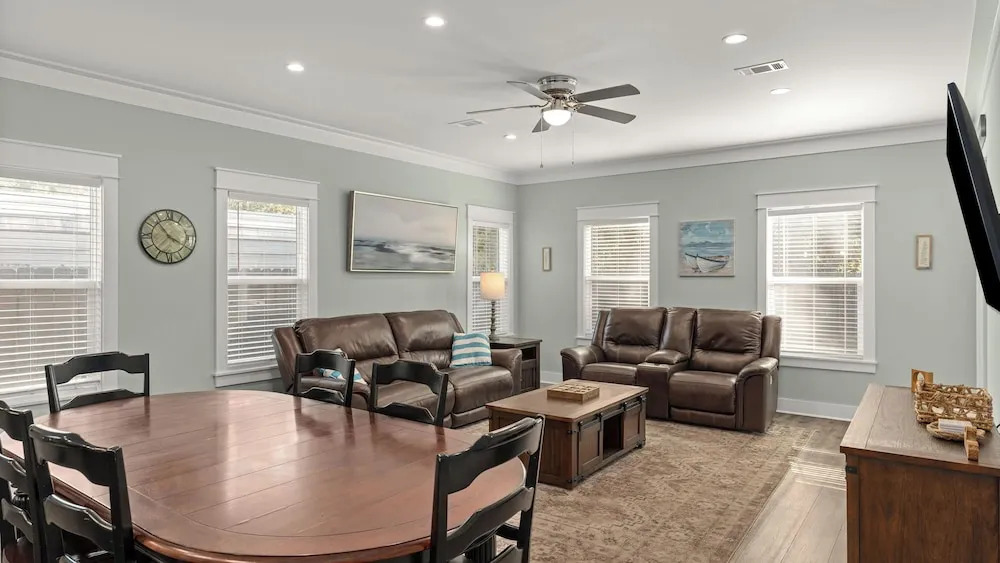 Central Pines by Avantstay 30A Wooded Retreat Hot Tub + Private Yard Near Beaches