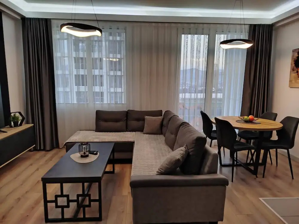 7th Floor Cozy Condo With Parking, Pool, Fitness !