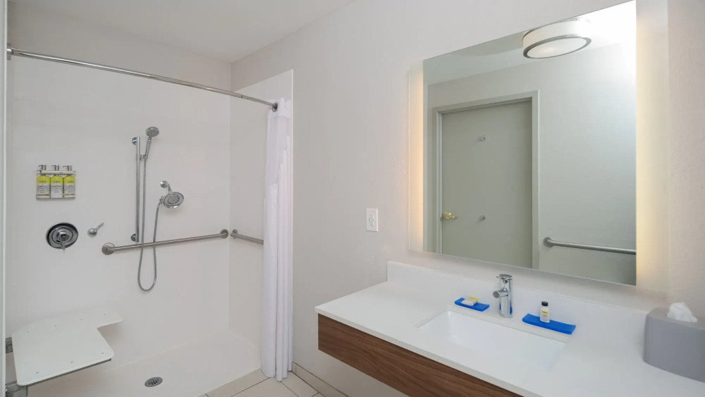 Holiday Inn Express & Suites Dinuba West by IHG