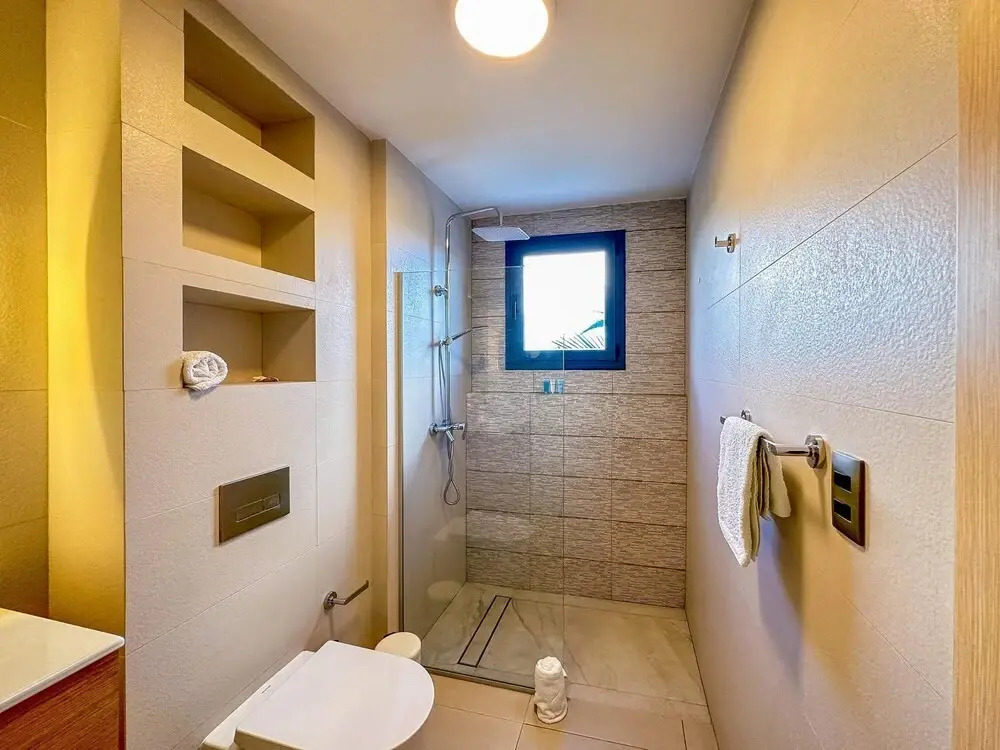 Modern Luxury Condo Close to the Beach