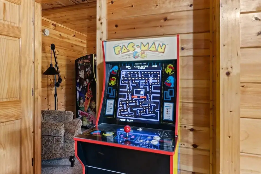 Triple Mountain View Stunning 4 BDR Cabin w/ Private Hot Tub, Game Room