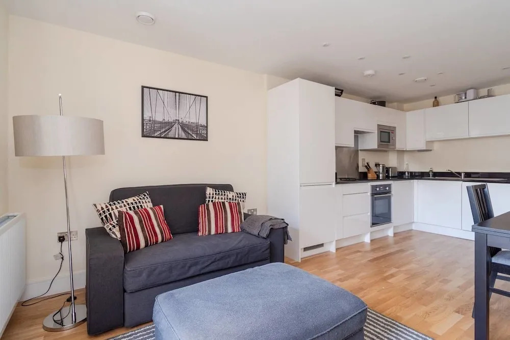 A Beautiful Modern 2 Bedroom Apartment