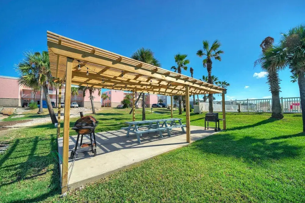 2BR Condo w/ Gulf Views, 2 Pools, Courts Blue Water Bliss by Avantstay