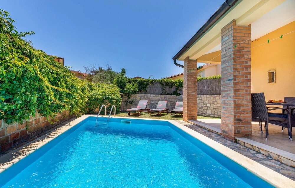 Gorgeous Home In Liznjan