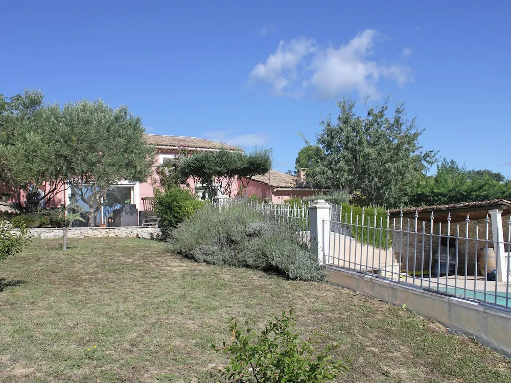 Provencal Villa With Private Pool and Beautiful View on the Vineyards