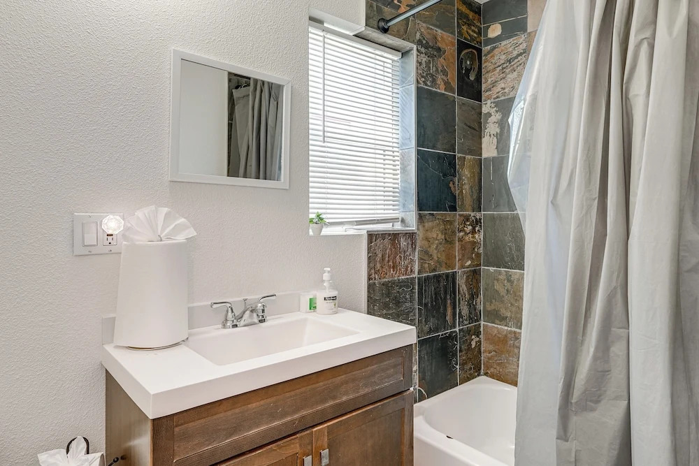 Spacious & Central! Pet-friendly Emeryville Home