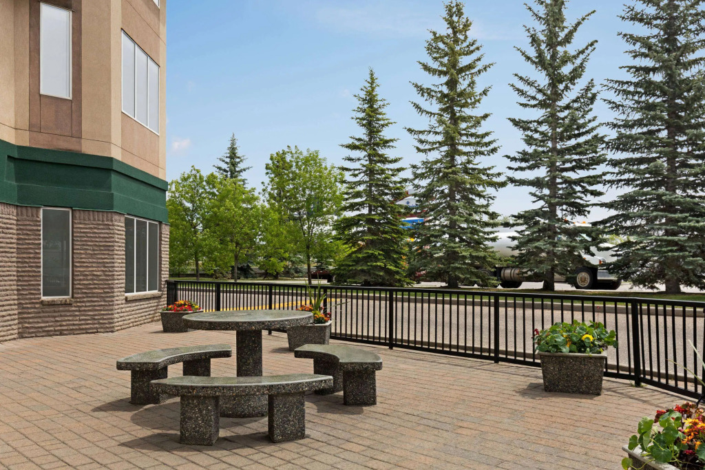 Super 8 by Wyndham Calgary Shawnessy Area