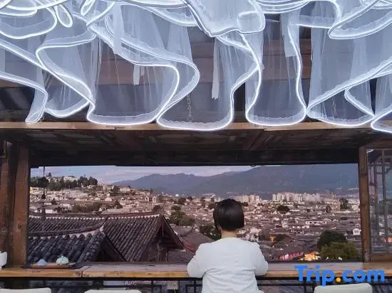 Lijiang Zhenmei Shishan Scenic Inn (Sifang Street Big Water Wheel Store)