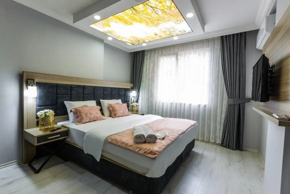 Li̇fe Pool Sui̇te Hotel