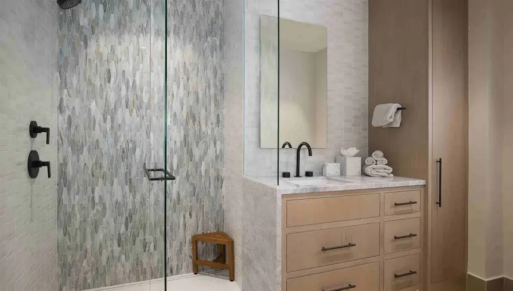 Vail Village Luxury 4 Bedroom, Steps to Slopes!