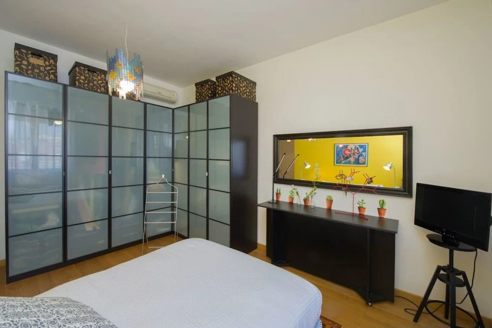 Bright and Colorful Flat Very Close to the Metro