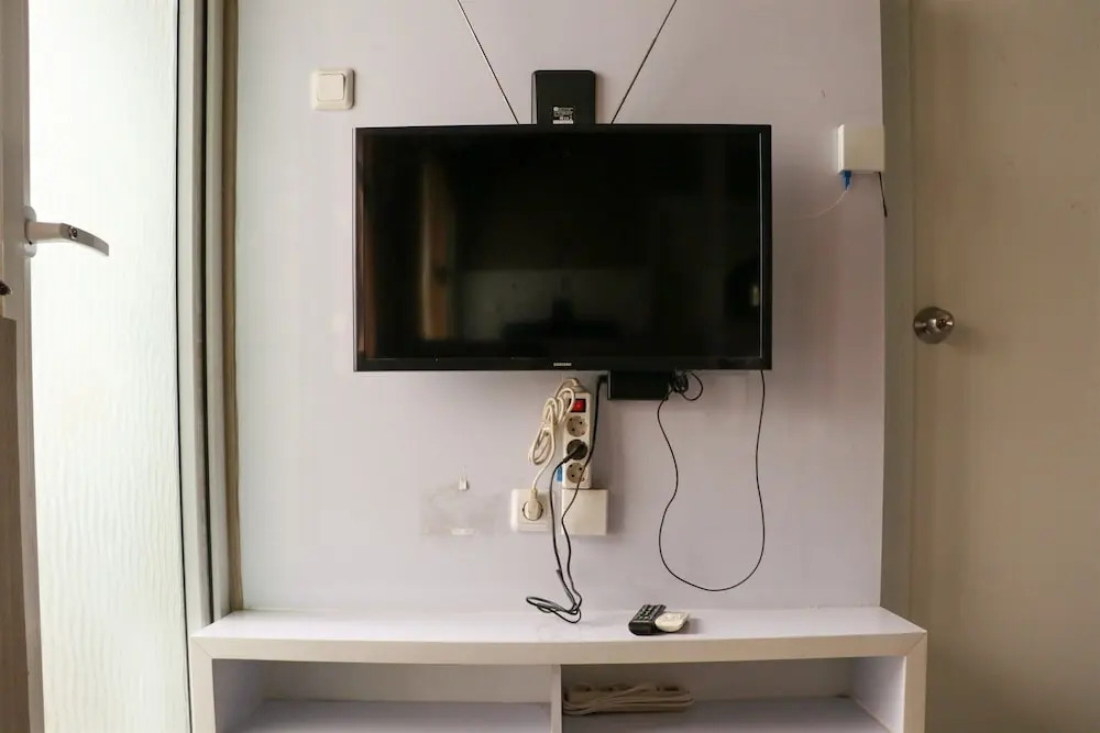 Homey And Cozy Stay 2Br At Green Pramuka City Apartment