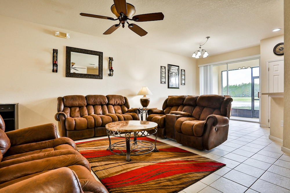 Delightful Lakefront Townhome With Pool, Volleyball, Fast Wifi & AC