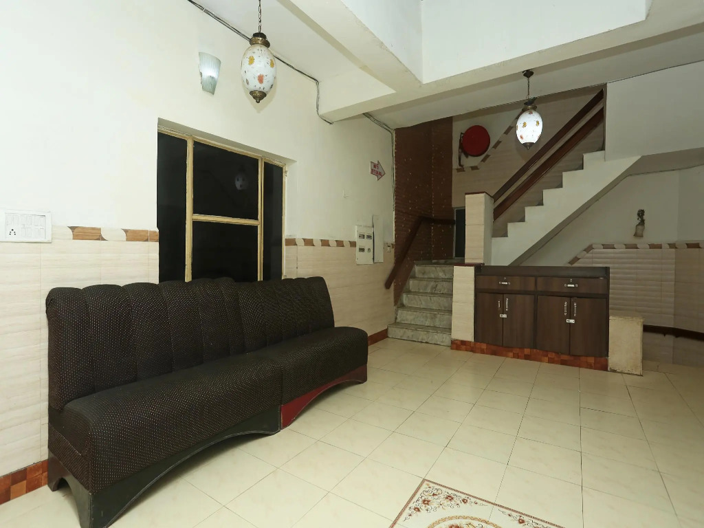 OYO 18429 Hotel Sai President