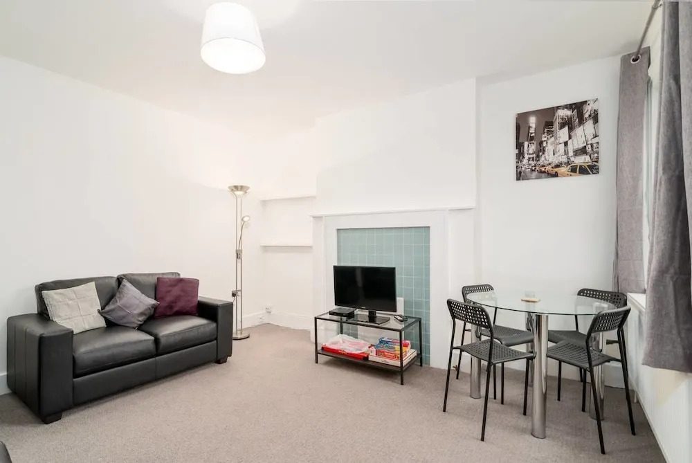 Modern 2 Bed, for 4 Guests in Golders Green!