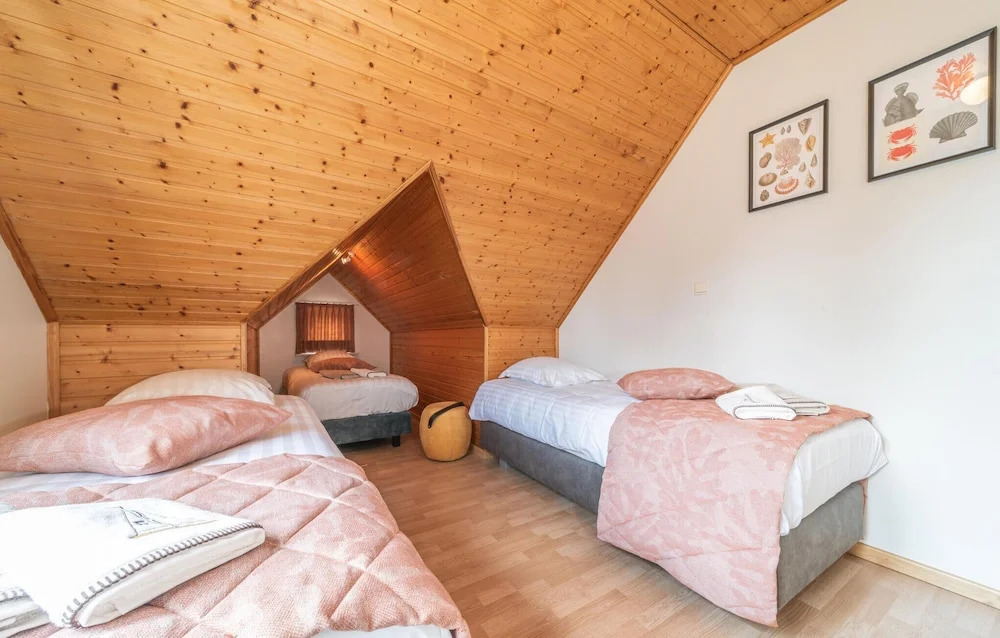 Beautiful Home In Oostduinkerke