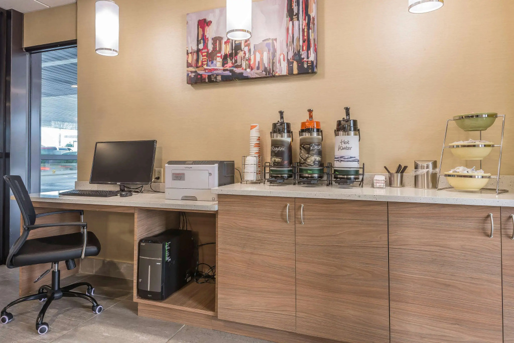 Quality Inn & Suites Windsor - Downtown