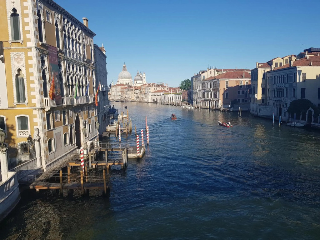 Large Top 3 Rooms Flat Central Rialto