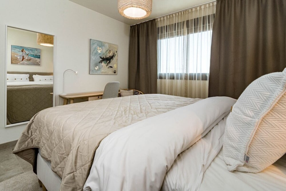 Inf26h- Comfortable and Spacious City Apartment